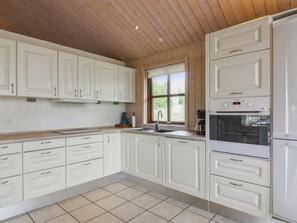 Fridge, microwave, dishwasher, cookware/dishes/utensils
