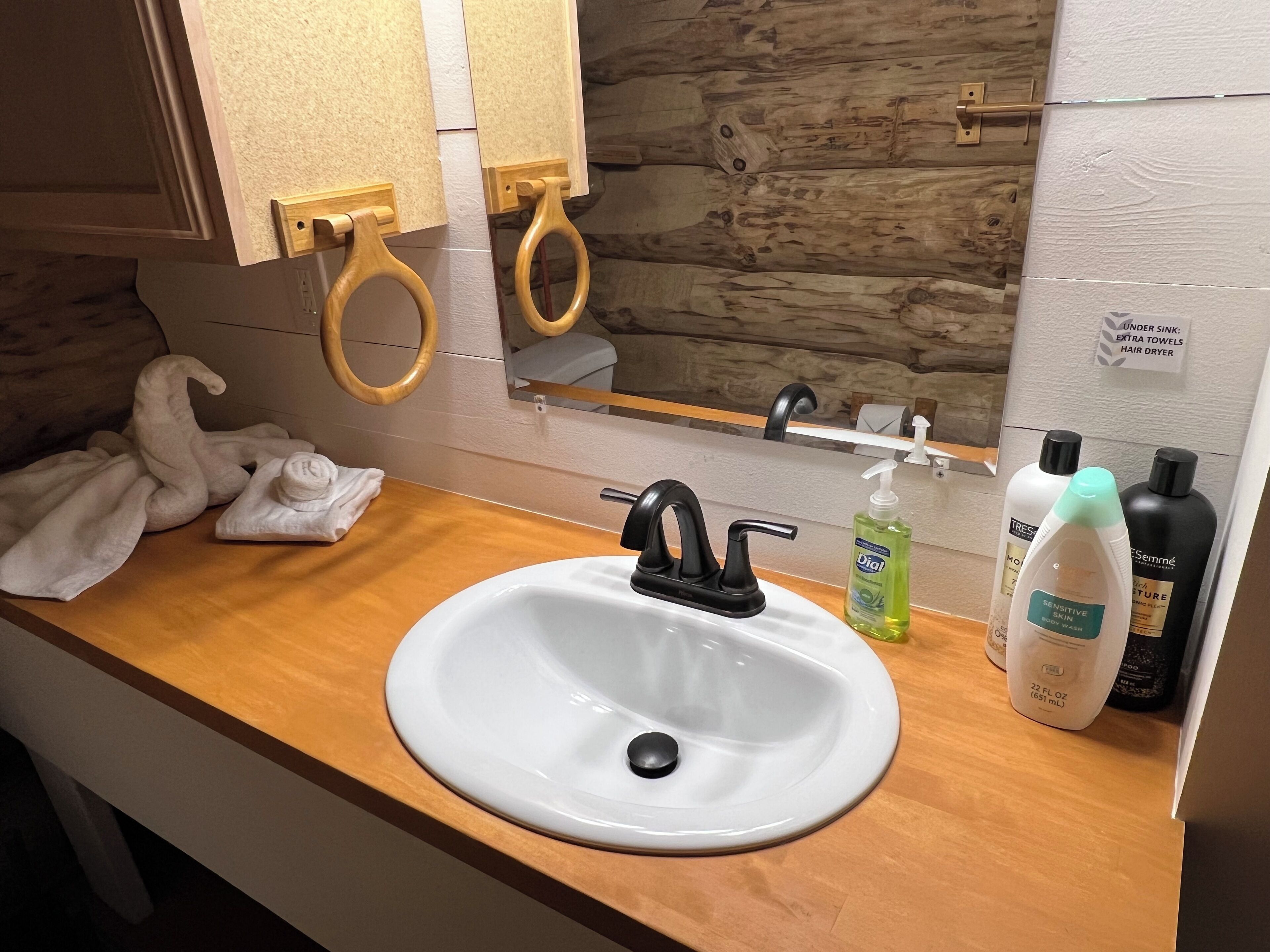 Dutxa, assecador de cabells, tovalloles i sabó 