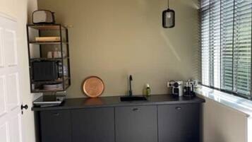 Een koelkast, een oven, een kookplaat, een vaatwasser