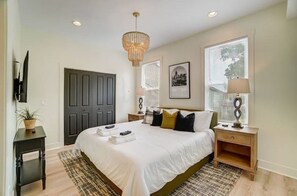 4 bedrooms, travel crib, free WiFi, bed sheets - Large Home, 5 Min from Downtown-Hot Tub & Firepit (Cincinnati)