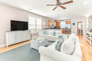 Living area - Peach Coral by Tybee Vacation Rentals (Tybee Island)