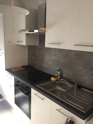 Een koelkast, een microgolfoven, een oven, een kookplaat