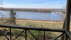 Vista de un río desde un espacio cubierto con barandilla de metal.