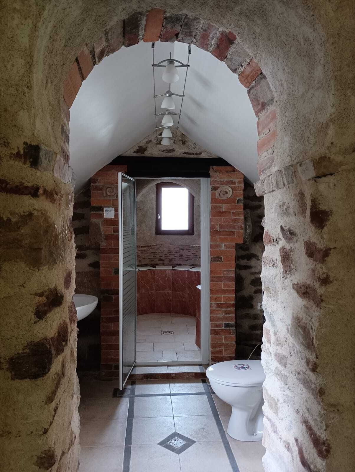 Haartrockner, Handtücher, Seife, Toilettenpapier