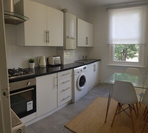 Mikrobølgeovn, ovn, kokeplater og oppvaskmaskin