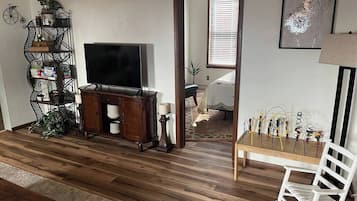 2 Schlafzimmer, Zimmersafe, Schreibtisch, Bügeleisen/Bügelbrett