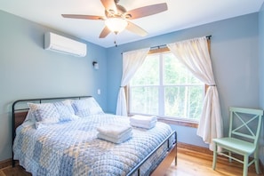 2 bedrooms, free WiFi, bed sheets - Magnolia Cabin | WiFi & River Access (Elkin)