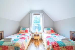 2 bedrooms, free WiFi, bed sheets - Magnolia Cabin | WiFi & River Access (Elkin)