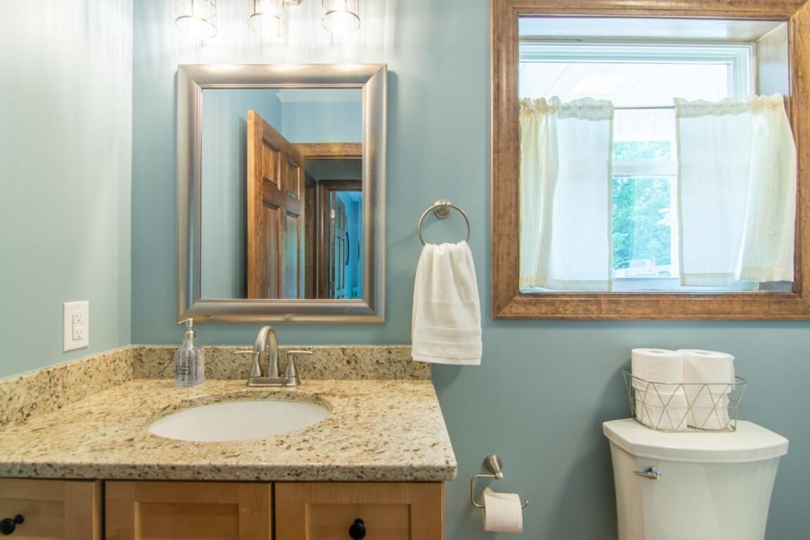 Combined shower/tub, towels