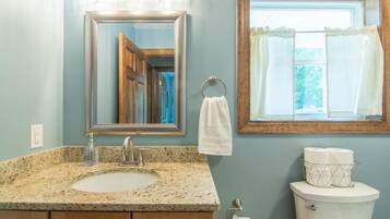 Combined shower/tub, towels