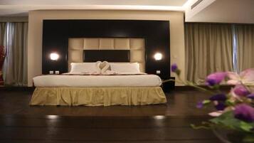 Executive Room | 1 bedroom, minibar, in-room safe, desk