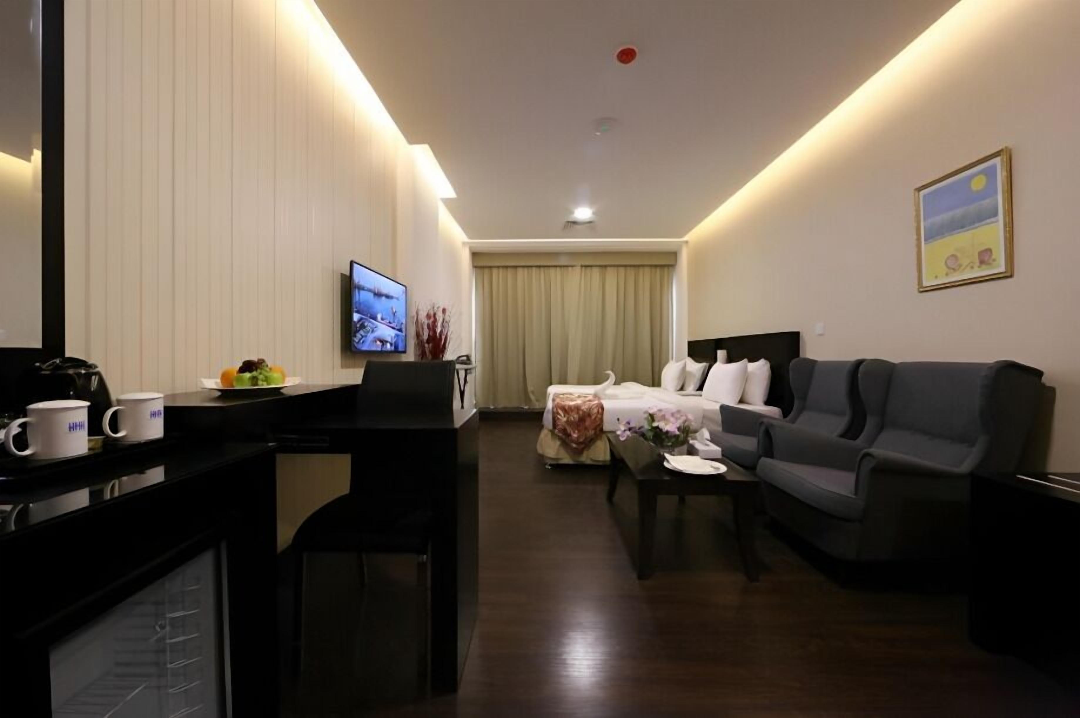 standard room, 2 single beds | minibar, in-room safe, desk, laptop workspace