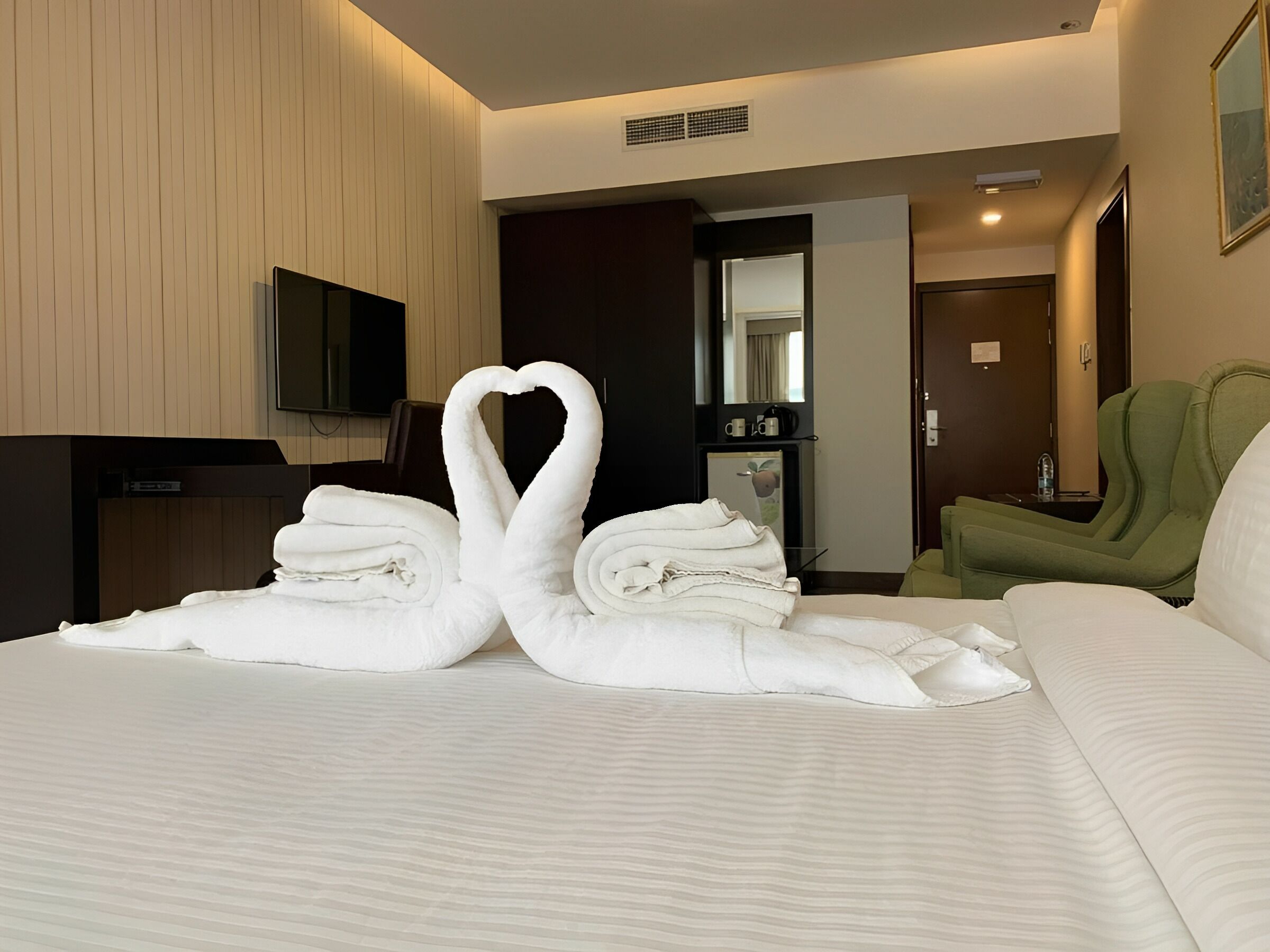 Minibar, két bảo mật tại phòng, bàn 