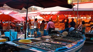 A market stall with seafood displayed in trays. - Catania Center B&B (Catania)