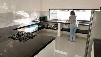 Refrigerador, microondas, parrilla de estufa y licuadora