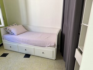 4 bedrooms, iron/ironing board, bed sheets