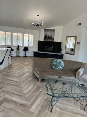 Smart-TV, peis, stereoanlegg og kontorer