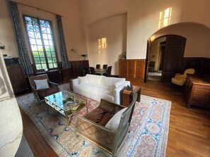 Fireplace, ping pong, books, stereo