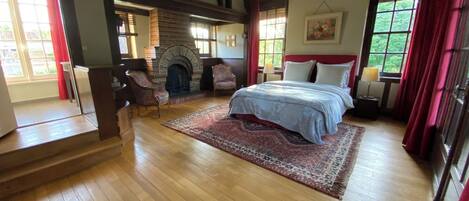 2 habitaciones, caja de seguridad en la habitación y escritorio