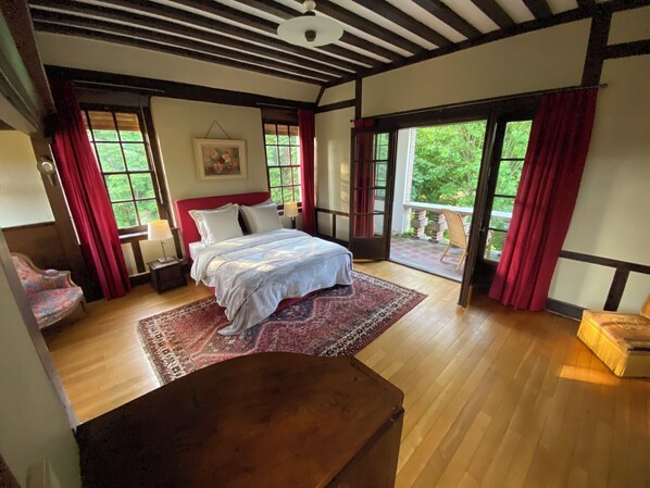 2 bedrooms, in-room safe, desk, iron/ironing board