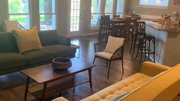 Una Smart TV, una chimenea