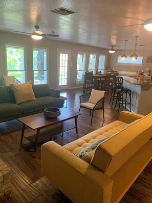 Smart TV, fireplace - Peaceful Guadalupe Riverfront home minutes from Texas Lutheran & Downtown Seguin (Seguin)