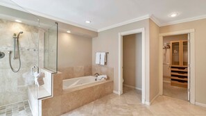 吹风机、毛巾、洗发水、卫生纸