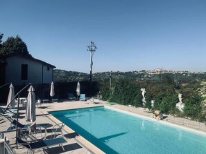 Seasonal outdoor pool, open 9:00 AM to 7:00 PM, pool umbrellas - Bed and Breakfast Simonelli RoomS (Rocca Priora)