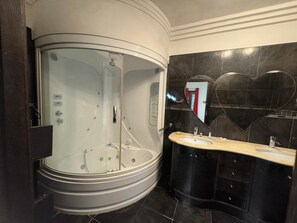 Royal Room | Bathroom | Free toiletries, hair dryer, bathrobes, bidet