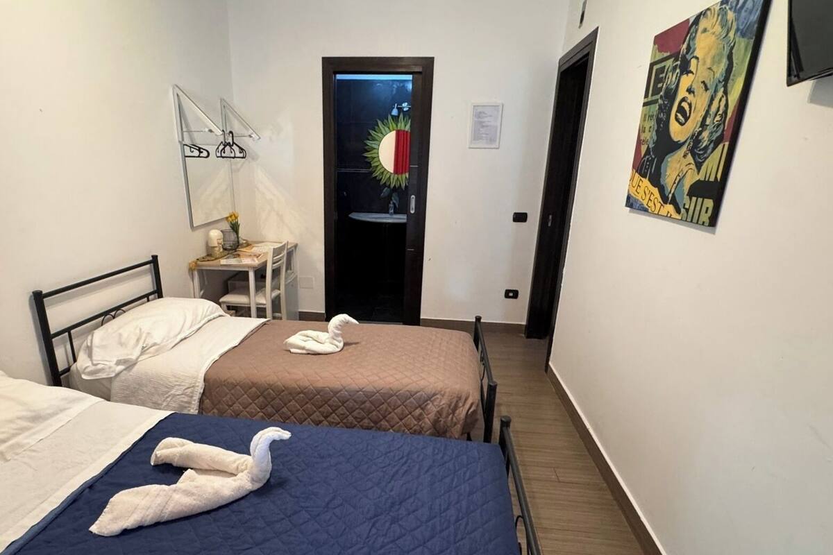 Basic Room, 2 Twin Beds, Garden View | Desk, bed sheets