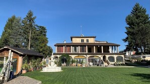 A two-story building with a central courtyard, surrounded by trees and a well-maintained lawn. - Bed and Breakfast Simonelli RoomS (Rocca Priora)
