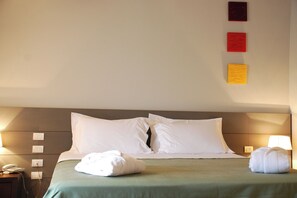 高级双人房 | 迷你吧、客房内保险箱、特色家居、办公桌