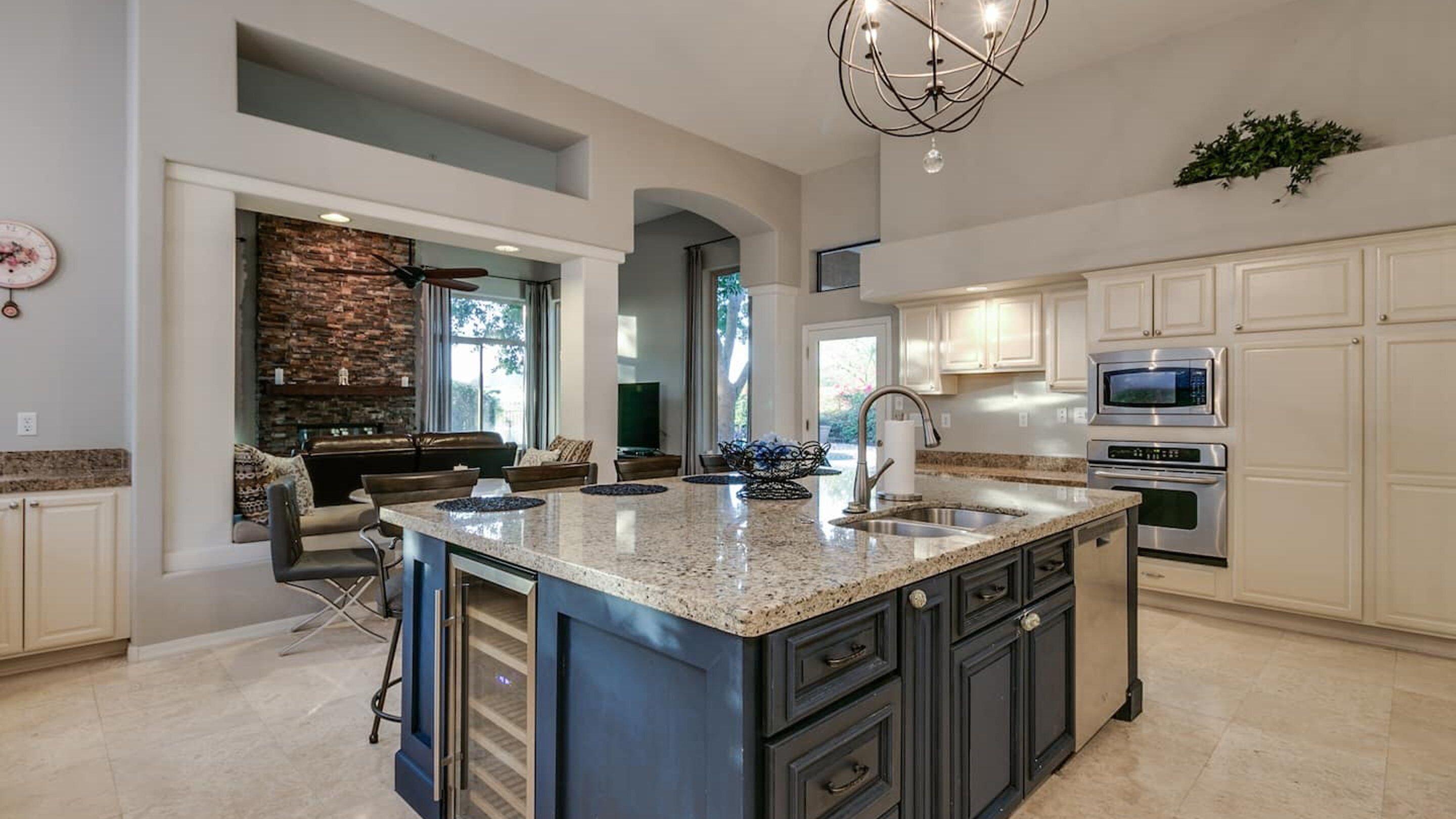 Jääkaappi, mikroaaltouuni, uuni, liesi