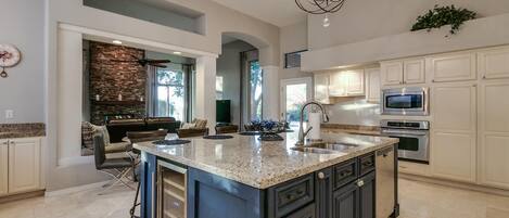 Jääkaappi, mikroaaltouuni, uuni, liesi