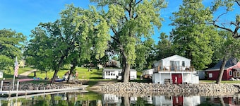 Escape to Romance: Discover Your Serene Retreat at Lake Victoria's Cozy Cabin