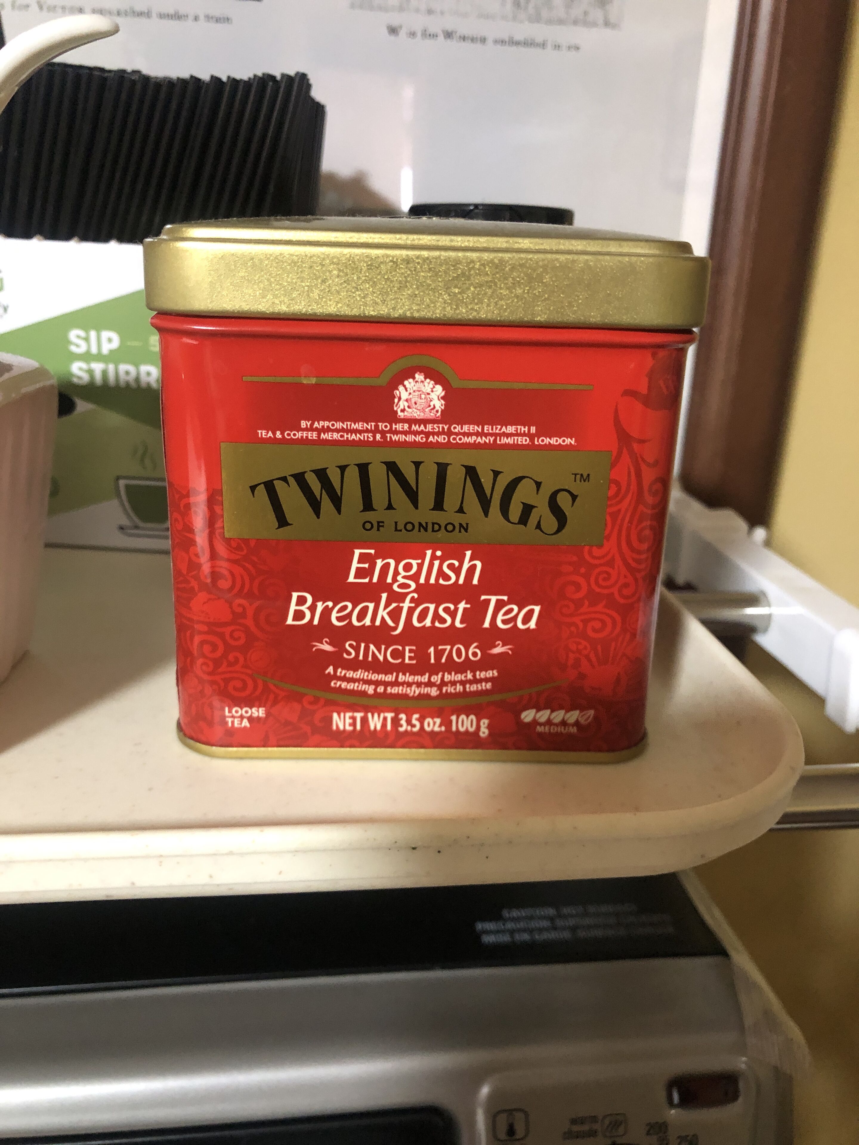 Een blik Twinings English Breakfast thee op een aanrecht.