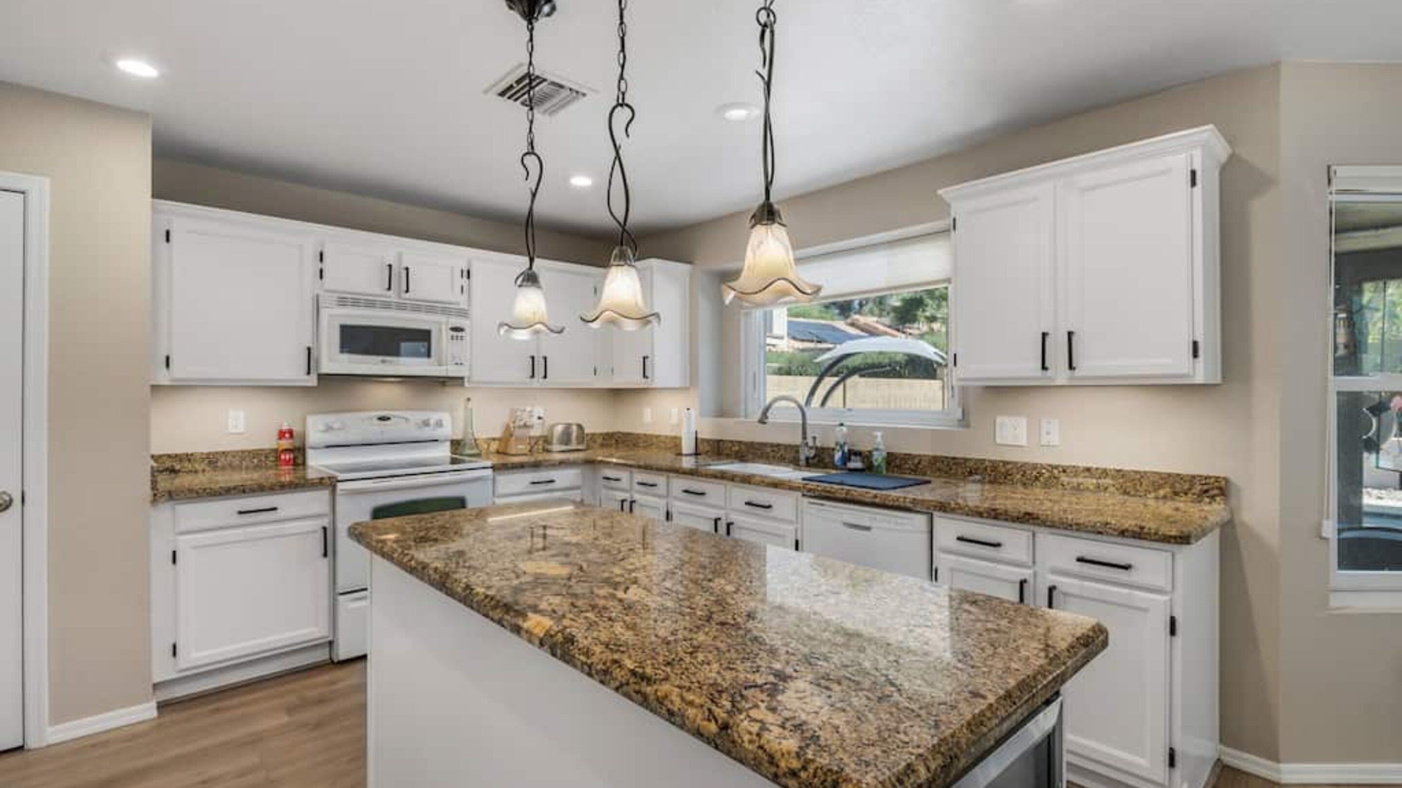 Jääkaappi, mikroaaltouuni, uuni, liesi