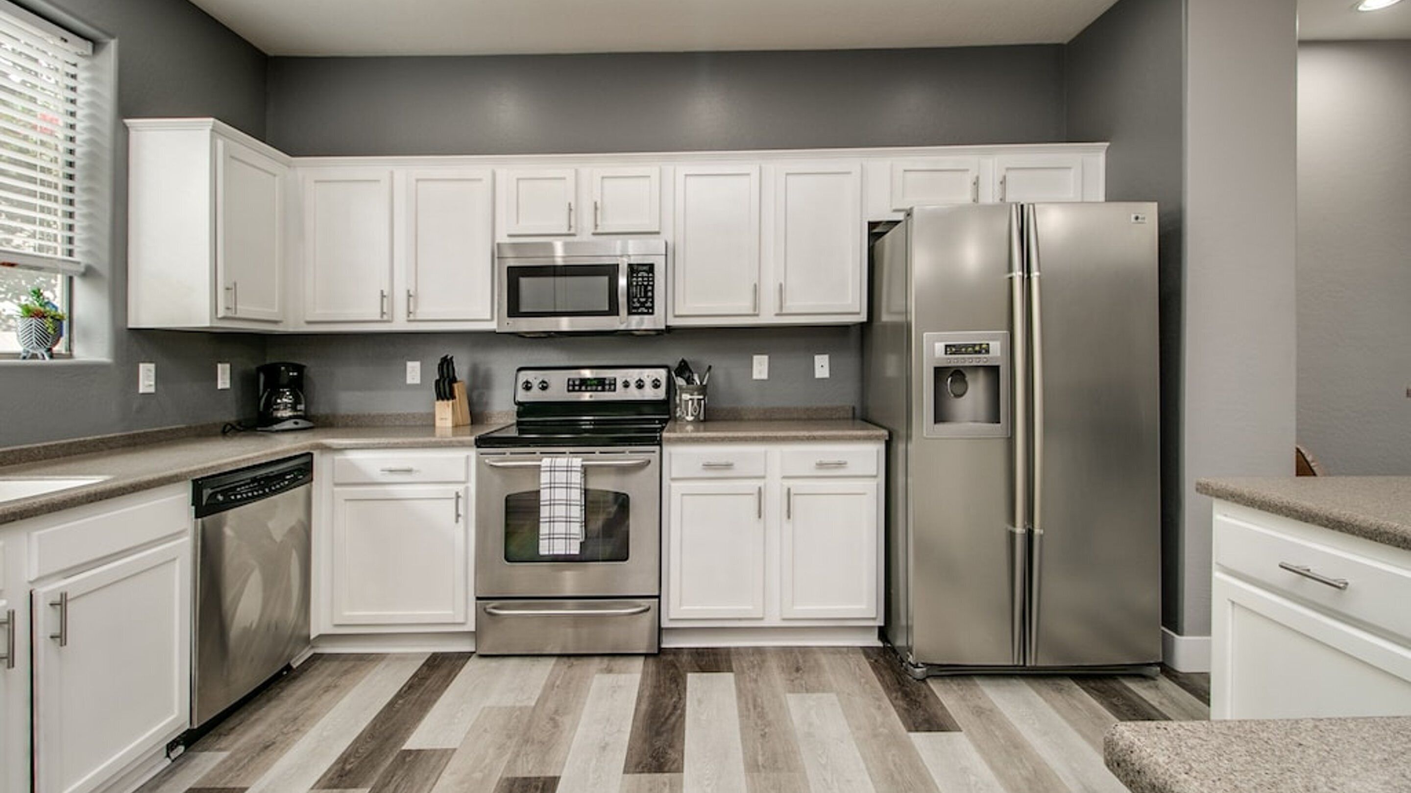 J ääkaappi, mikroaaltouuni, uuni, liesi