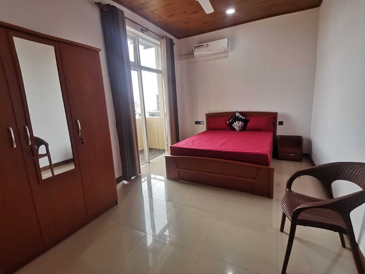 3 habitaciones, tabla de planchar con plancha, wifi y ropa de cama 