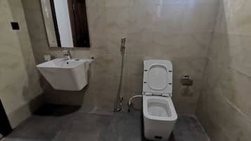 Regadera, secadora de cabello, bidet, toallas