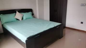 3 habitaciones, tabla de planchar con plancha, wifi y ropa de cama