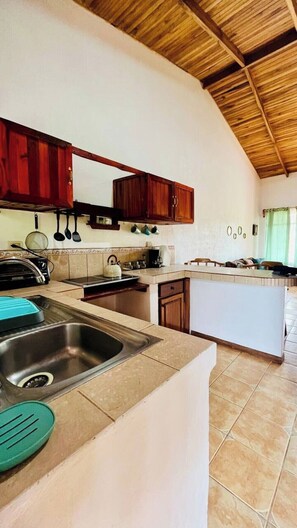 Private kitchen - Beautiful & Cozy Casa Aire, Near Lake Arenal (Nuevo Arenal)