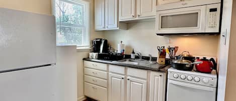 Refrigerador, microondas, horno, placa de cocina