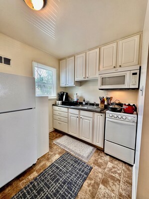 Fridge, microwave, oven, stovetop - Cozy 2 Bedroom Fort Morgan Apartment (Fort Morgan)