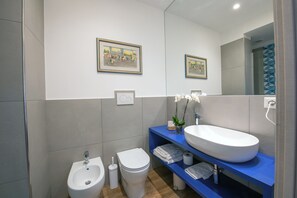 Hårføner, håndklær, såpe og toalettpapir