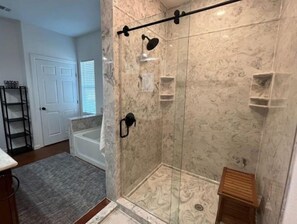 Shower, hair dryer, towels, soap - Doe's Hideaway - rural retreat (Riesel)