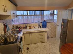 Een koelkast, een microgolfoven, een oven, een kookplaat