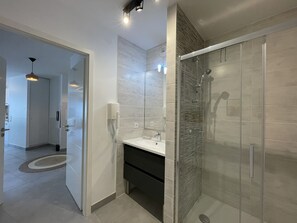 Doccia, asciugacapelli, asciugamani, sapone
