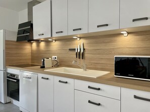 Kjøleskap, mikrobølgeovn, ovn og oppvaskmaskin