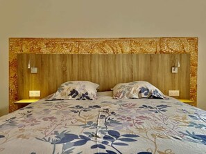 2 bedrooms, iron/ironing board, free WiFi, bed sheets